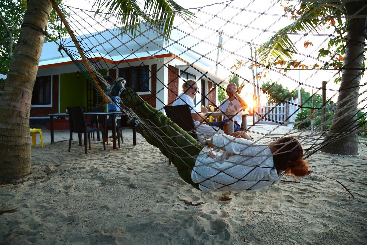 Funky Art Beach House Alappuzha Ngoại thất bức ảnh